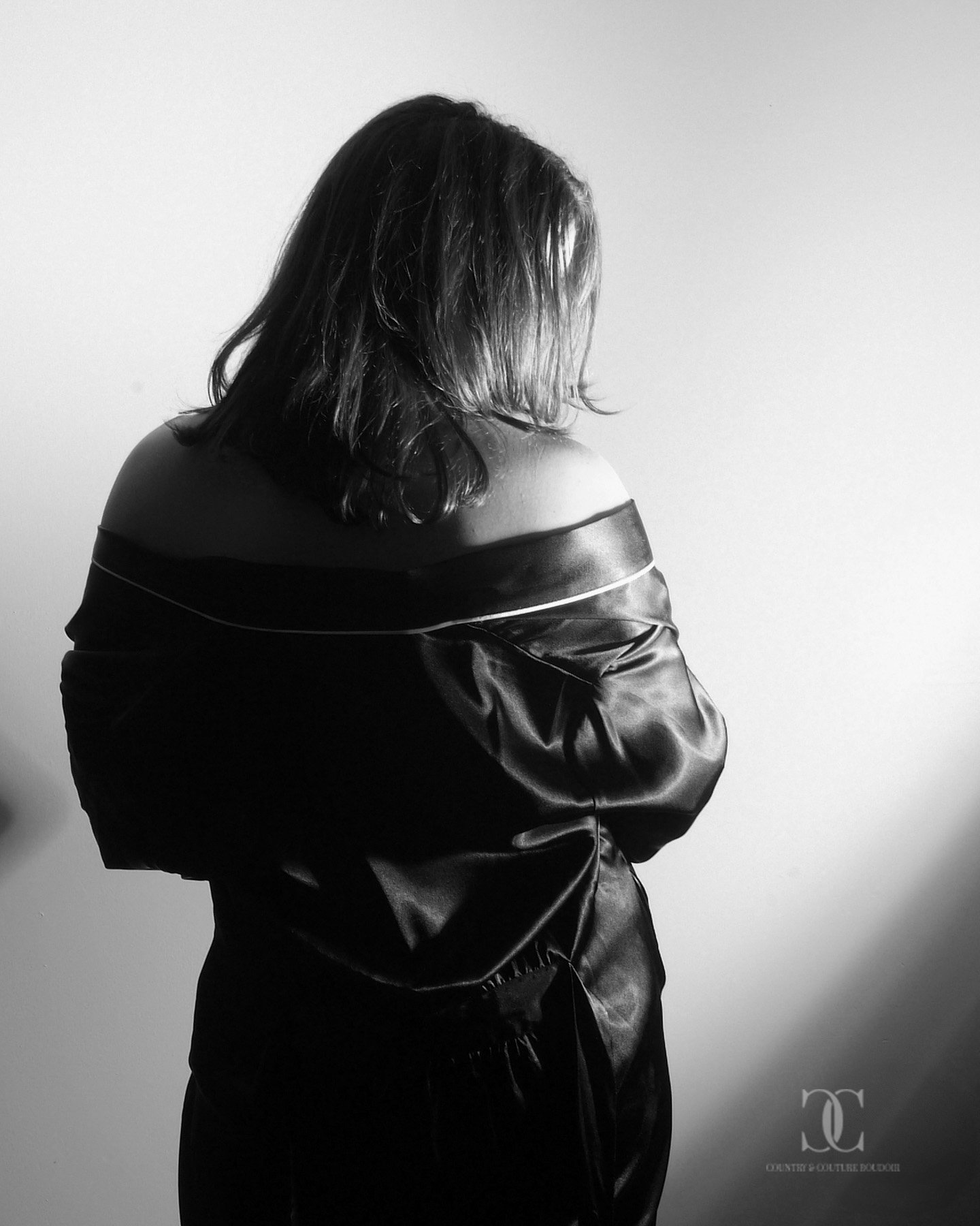 Columbus Ohio luxury boudoir photography for women, in-home concierge boudoir session by Country & Couture Boudoir, elegant intimate portrait